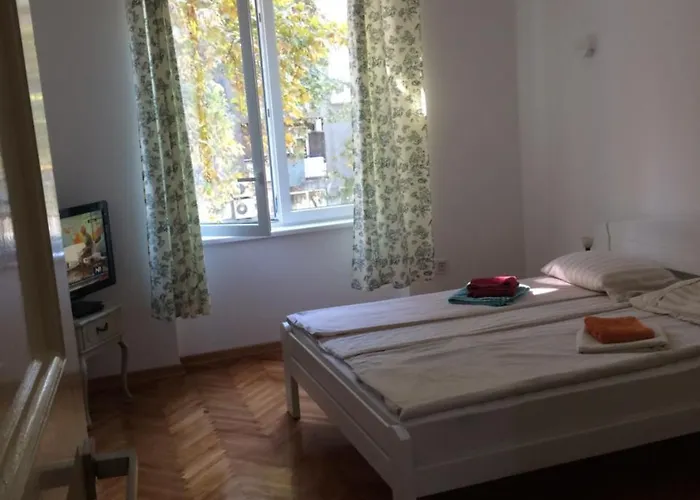 Cricket Park Hostel *